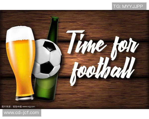 足球明星与啤酒杯的完美结合展现激情与欢乐的瞬间